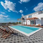 Luxury Escape With Swimming Pool & Modern Design Debeljak