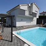 Luxury Escape With Swimming Pool & Modern Design Willa *