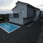 Willa Luxury Escape With Swimming Pool & Modern Design *