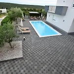 Willa Luxury Escape With Swimming Pool & Modern Design