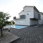 Luxury Escape With Swimming Pool & Modern Design * Debeljak