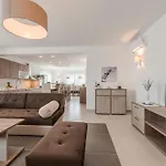 Luxury Escape With Swimming Pool & Modern Design Willa Debeljak