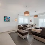 Luxury Escape With Swimming Pool & Modern Design Willa