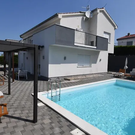 Luxury Escape With Swimming Pool & Modern Design וילה *