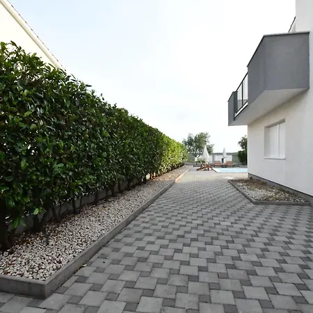 Luxury Escape With Swimming Pool & Modern Design וילה