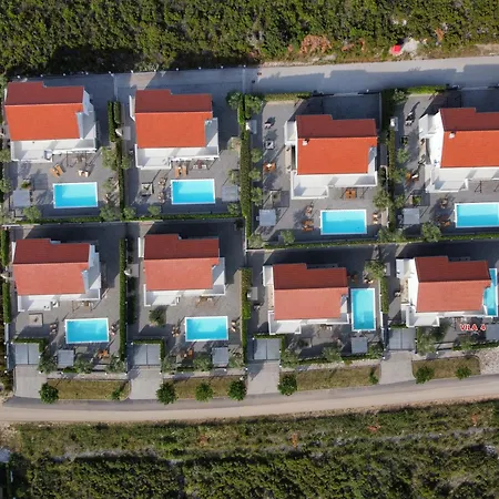 Luxury Escape With Swimming Pool & Modern Design Vila *
