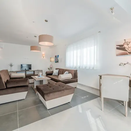 Vila Luxury Escape With Swimming Pool & Modern Design