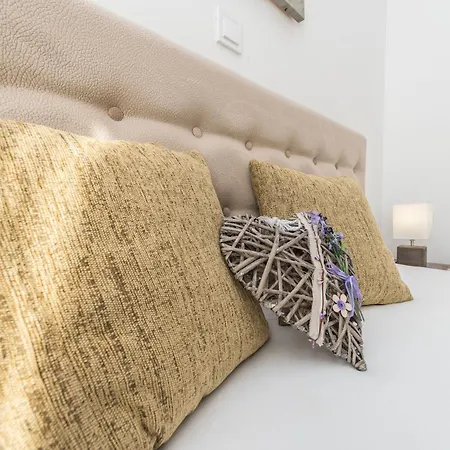 Luxury Escape With Swimming Pool & Modern Design Vila Debeljak