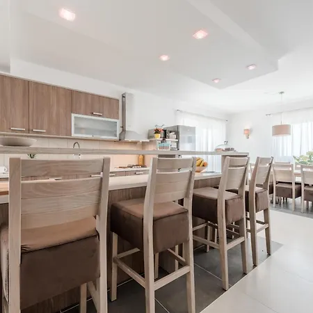 Luxury Escape With Swimming Pool & Modern Design וילה *