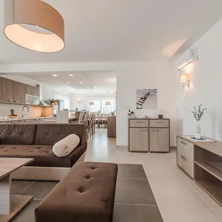 Luxury Escape With Swimming Pool & Modern Design וילה Debeljak