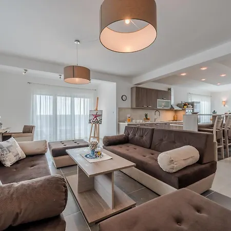 Luxury Escape With Swimming Pool & Modern Design Debeljak