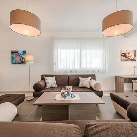 Luxury Escape With Swimming Pool & Modern Design * Debeljak