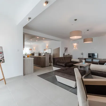 Luxury Escape With Swimming Pool & Modern Design וילה Debeljak