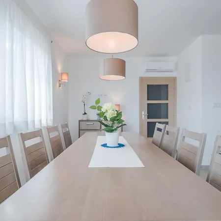 Luxury Escape With Swimming Pool & Modern Design Vila *