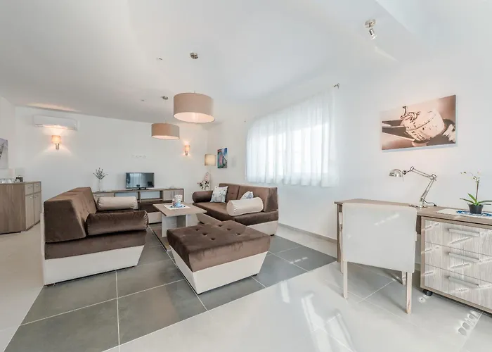 Villa Luxury Escape With Swimming Pool & Modern Design