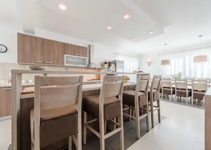 Luxury Escape With Swimming Pool & Modern Design Villa *