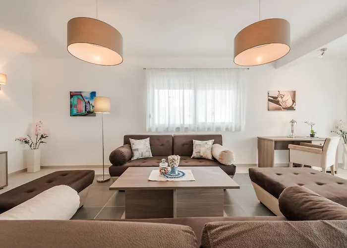 Luxury Escape With Swimming Pool & Modern Design * Debeljak