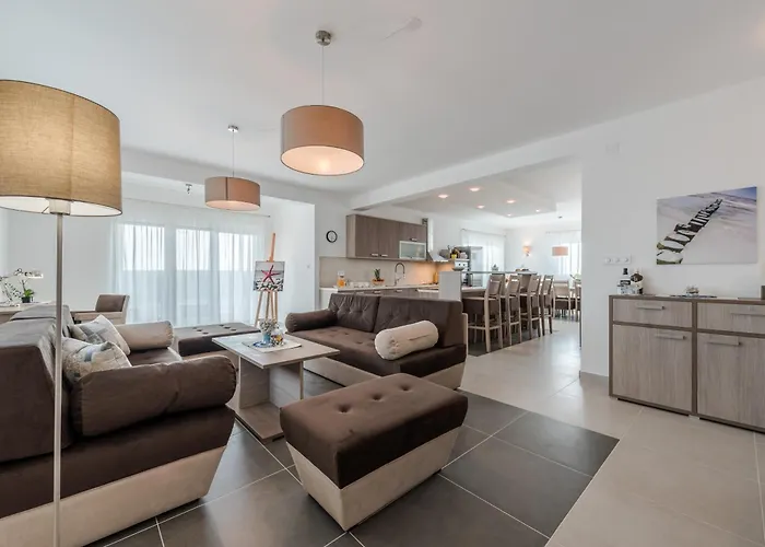 Luxury Escape With Swimming Pool & Modern Design Вилла Debeljak