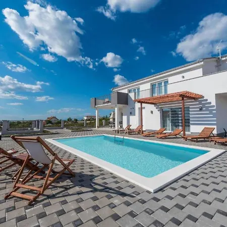 Luxury Escape With Swimming Pool & Modern Design Debeljak
