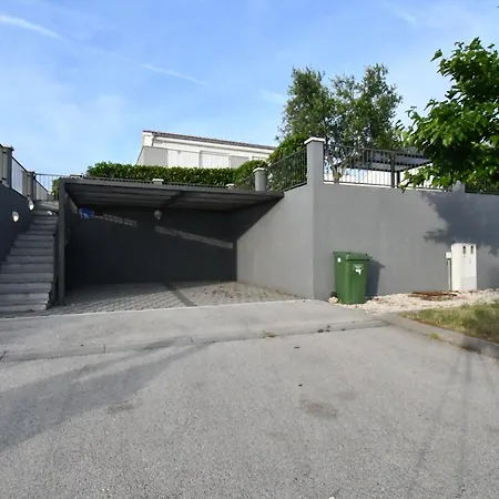 Luxury Escape With Swimming Pool & Modern Design Debeljak