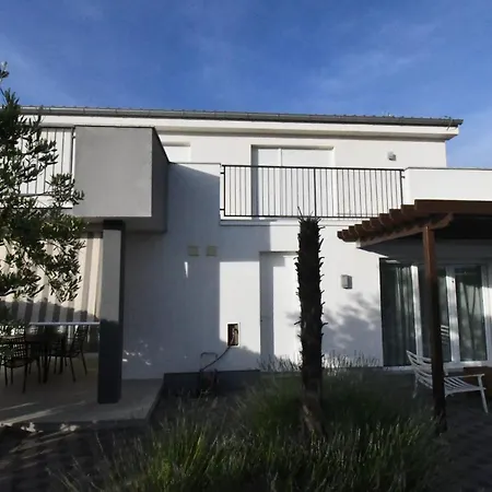 Luxury Escape With Swimming Pool & Modern Design Vila *