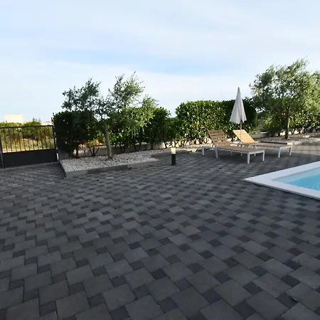 Luxury Escape With Swimming Pool & Modern Design Debeljak