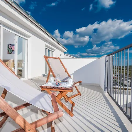 Luxury Escape With Swimming Pool & Modern Design Villa *