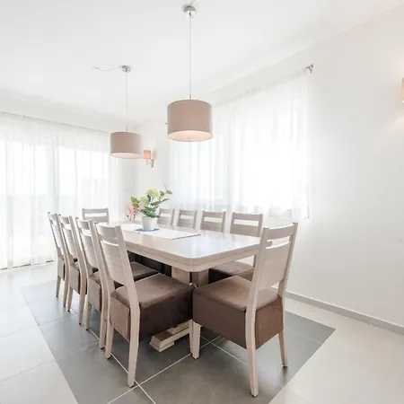 Villa Luxury Escape With Swimming Pool & Modern Design *