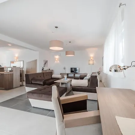 Villa Luxury Escape With Swimming Pool & Modern Design