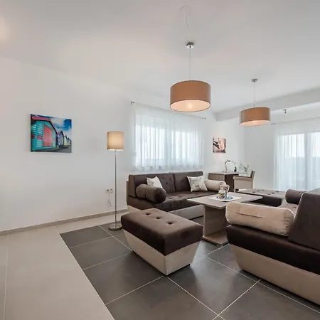 Villa Luxury Escape With Swimming Pool & Modern Design
