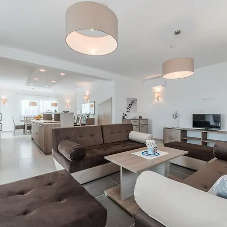Luxury Escape With Swimming Pool & Modern Design Debeljak