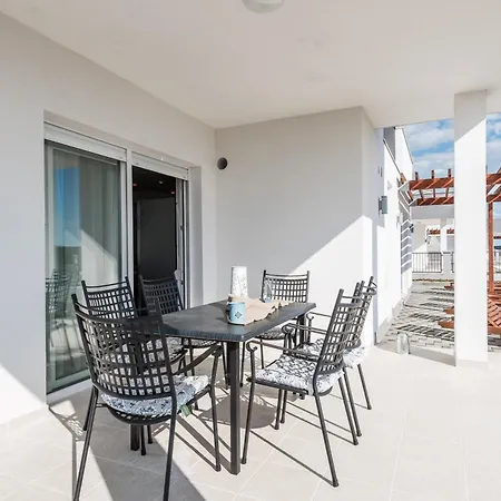 Luxury Escape With Swimming Pool & Modern Design *