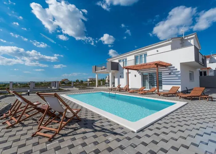 Luxury Escape With Swimming Pool & Modern Design Debeljak