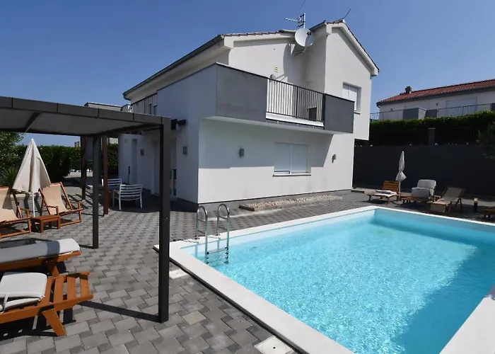Luxury Escape With Swimming Pool & Modern Design Vila *