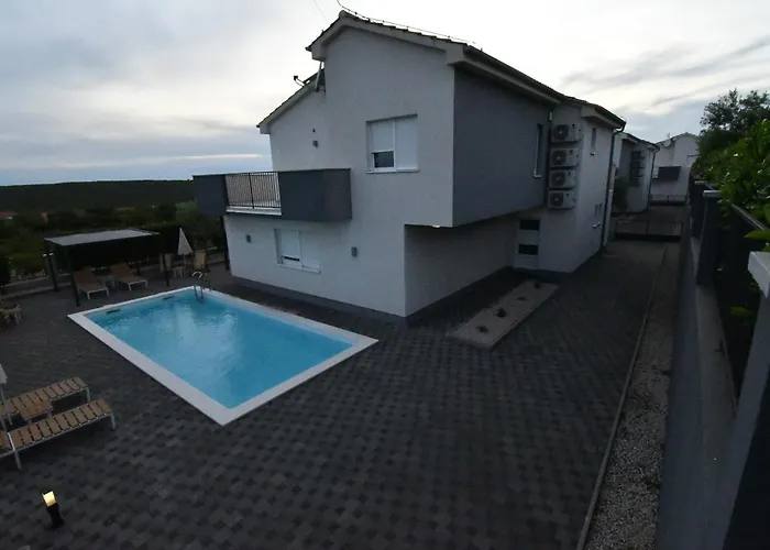 Vila Luxury Escape With Swimming Pool & Modern Design *