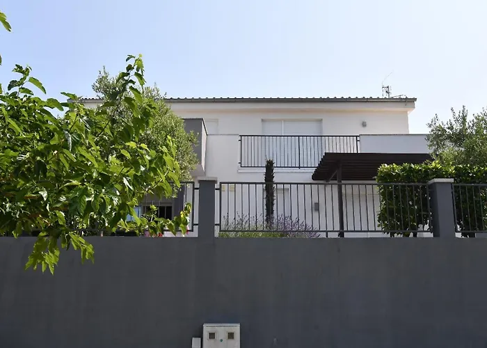 Luxury Escape With Swimming Pool & Modern Design *