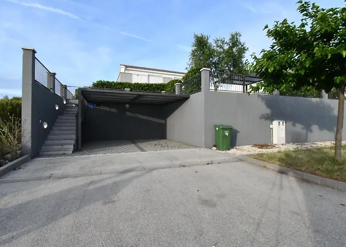 Luxury Escape With Swimming Pool & Modern Design Debeljak