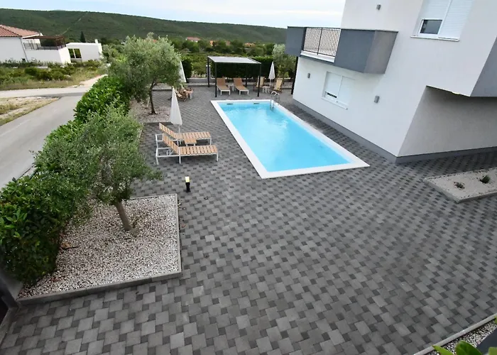 Vila Luxury Escape With Swimming Pool & Modern Design