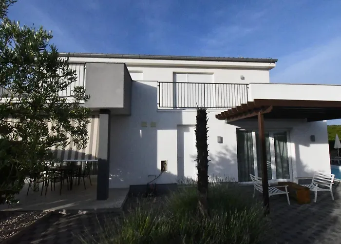 Luxury Escape With Swimming Pool & Modern Design Vila *