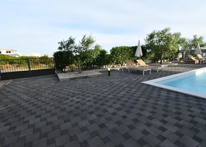 Luxury Escape With Swimming Pool & Modern Design Debeljak