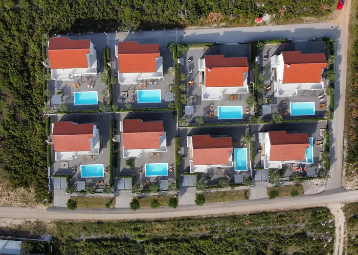 Luxury Escape With Swimming Pool & Modern Design Vila *