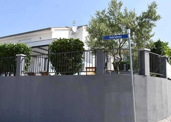 Vila Luxury Escape With Swimming Pool & Modern Design