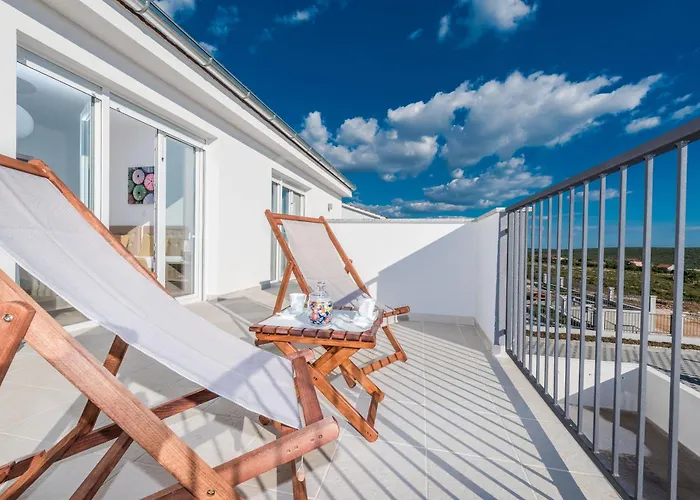 Luxury Escape With Swimming Pool & Modern Design Vila *