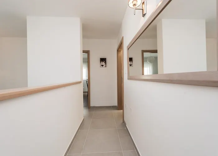 Vila Luxury Escape With Swimming Pool & Modern Design Debeljak