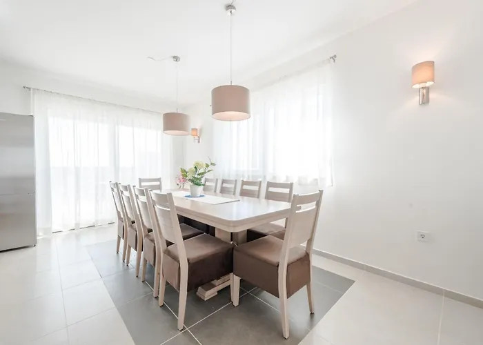 Vila Luxury Escape With Swimming Pool & Modern Design *