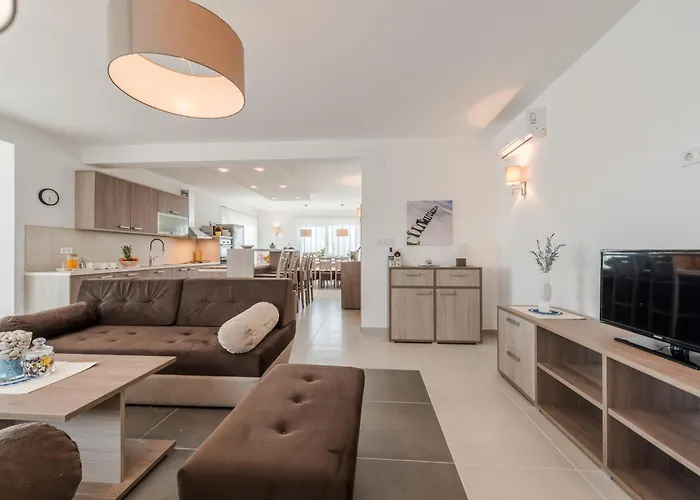 Luxury Escape With Swimming Pool & Modern Design Vila Debeljak