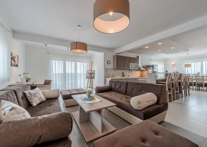 Luxury Escape With Swimming Pool & Modern Design Debeljak