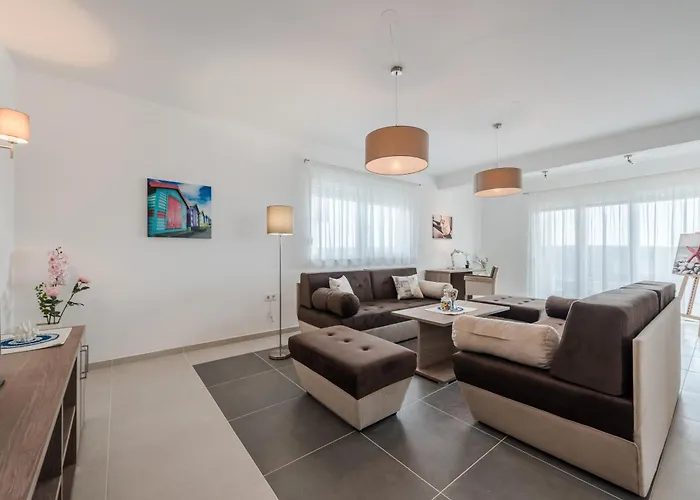 Vila Luxury Escape With Swimming Pool & Modern Design