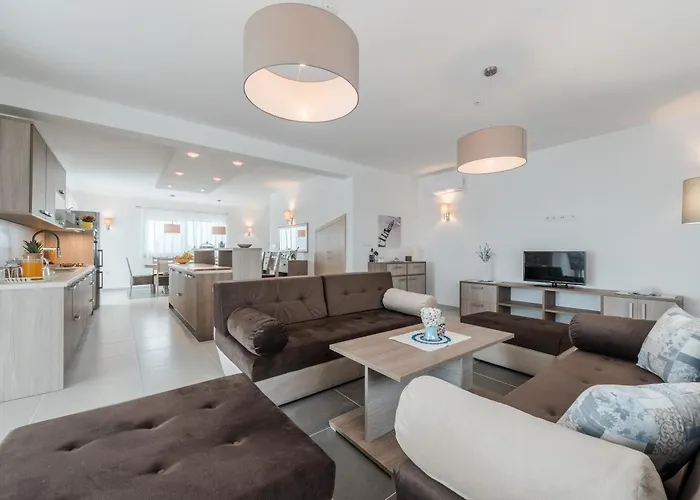 Luxury Escape With Swimming Pool & Modern Design Debeljak