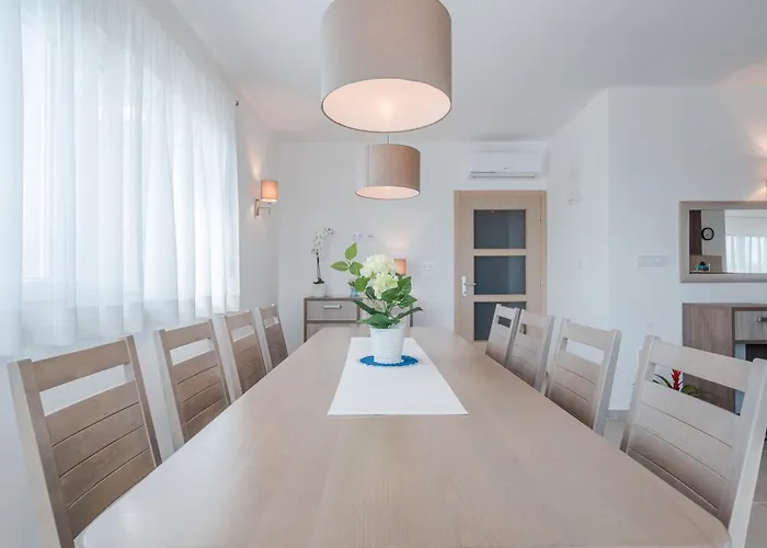 Luxury Escape With Swimming Pool & Modern Design Vila *